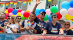 Ein Demonstrationswagen mit tanzenden und feiernden Teilnehmenden begleitet die CSD Demonstration quer durch die Innenstadt Frankfurts. 