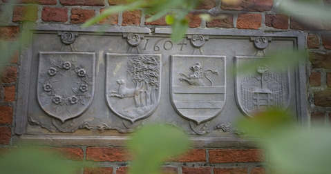Steinerne Wappen auf dem Friedhofsgelände