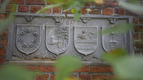 Steinerne Wappen auf dem Friedhofsgelände