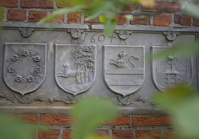 Steinerne Wappen auf dem Friedhofsgelände