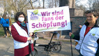 Das Foto zeigt eine Klimaschutz-Demonstration. Im Vordergrund Teilnehmerinnen mit dem Banner der Bremischen Evangelischen Kirche mit dem Schriftzug "Wir sind Fans der Schöpfung"
