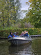 Ein kleines Boot mit Passagieren auf einem Kanal.