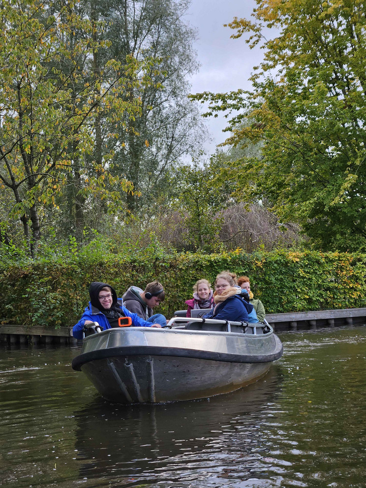 Ein kleines Boot mit Passagieren auf einem Kanal.