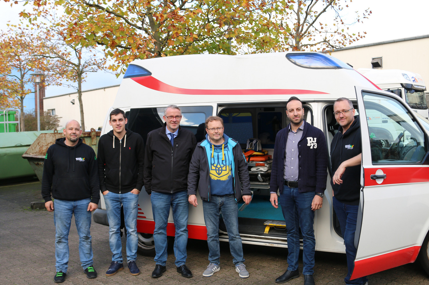 Das Foto zeigt ein Helferteam vor dem Krankenwagen für die Ukraine