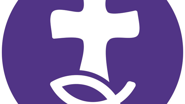 Das Bild zeigt ein schlichten, weißen Kreuz auf lila Hintergrund, ergänzt durch einen stilisierten Fisch. Diese Symbole repräsentieren christliche Glauben und Spiritualität.