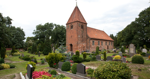 Friedhof mit Kirchgebäude.