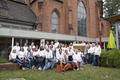Gruppenfoto des Chors vor der Friedenskirche
