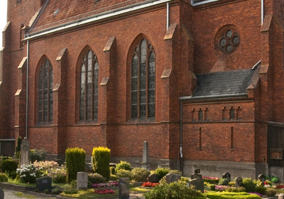 Kirchgebäude mit Friedhof