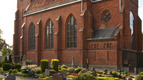 Kirchgebäude mit Friedhof