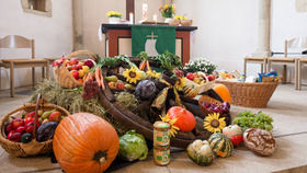 Gemüse und Obst wie Kürbis, Äpfel, Kohl wurden zusammen getragen und vor einen Altar in einer Kirche gelegt