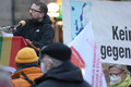 Der Friedensbeauftragte der Bremischen Evangelischen Kirche, Pastor Jasper von Legat, am Mikrofon auf der Friedenskundgebung.