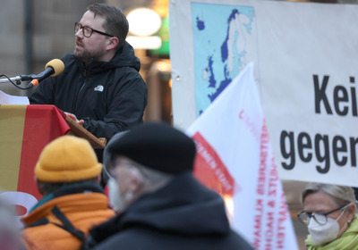 Der Friedensbeauftragte der Bremischen Evangelischen Kirche, Pastor Jasper von Legat, am Mikrofon auf der Friedenskundgebung.