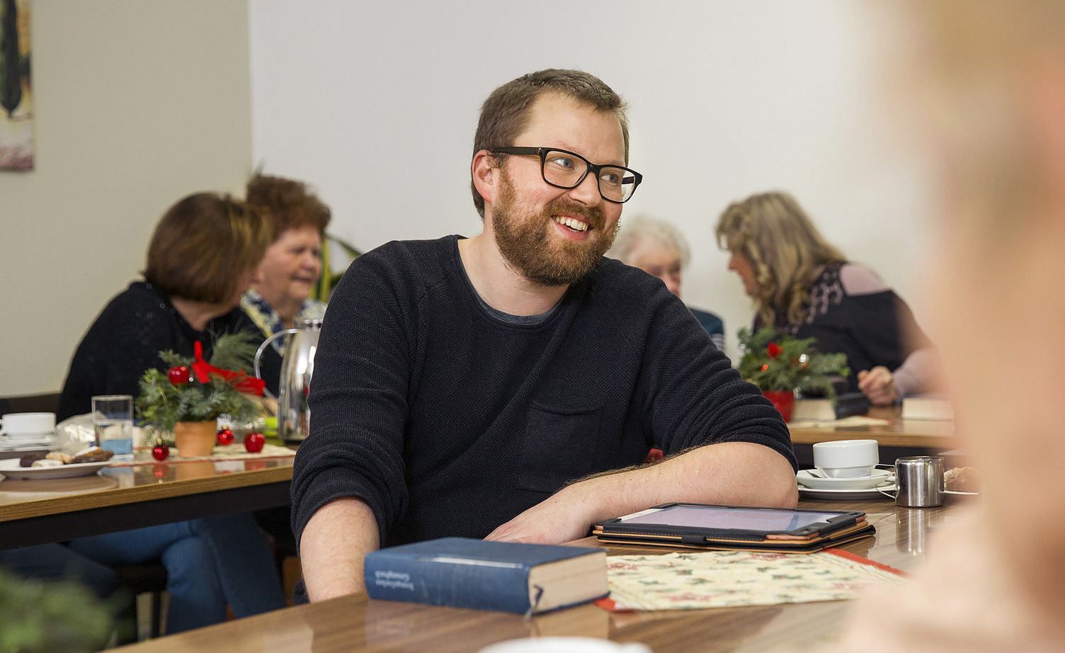 Jasper von Legat im Gespräch bei einer Veranstaltung