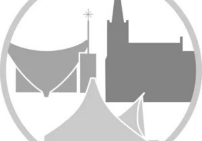 Das Bild zeigt eine stilisierte Darstellung von drei Bauwerken: einem Zelt, einem mittelalterlichen Turm und einem modernen Gebäude, die vor einem kreisförmigen Hintergrund angeordnet sind. Die Grafik vermittelt eine Verbindung zwischen traditioneller und zeitgenössischer Architektur.
