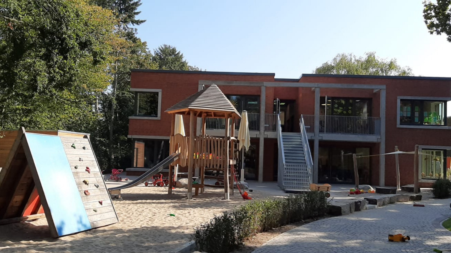 Spielplatz der Kita mit verschiedenen Klettermöglichkeiten