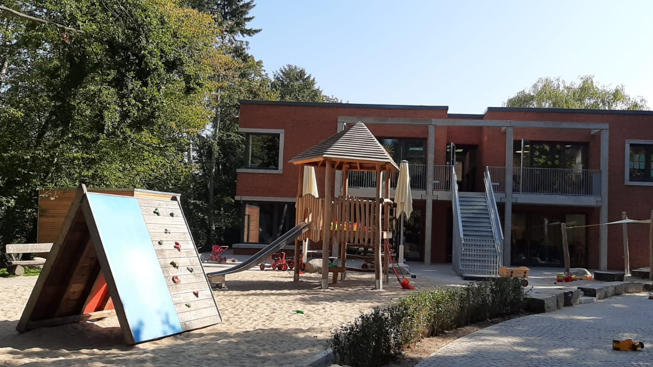 Spielplatz der Kita mit verschiedenen Klettermöglichkeiten