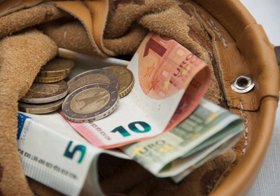 Ein Kollektenbeutel mit Euro-Münzen und -Scheinen