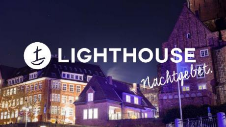 Das Lighthousegebäude lila erleuchtet an der Bremer Schlachte bei Nacht.