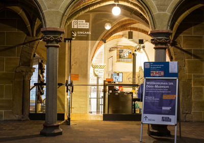 Eingangsbereich des Dom-Museums im Innenbereich des St. Petri Doms