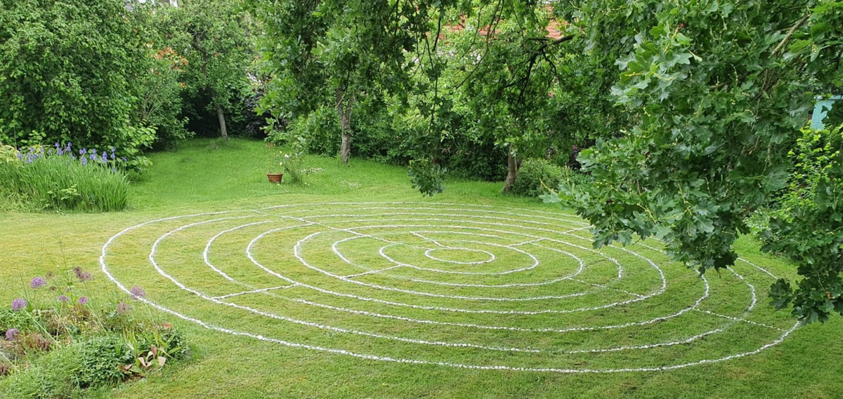 Kirche der Stille: Ruhe finden und entspannen im Garten-Labyrinth