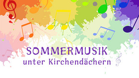 Bunte musikalische Noten auf einem farbenfrohen Hintergrund mit dem Text "SOMMERMUSIK unter Kirchengdächern". Das Design vermittelt ein fröhliches und einladendes Gefühl für ein musikalisches Sommerereignis.