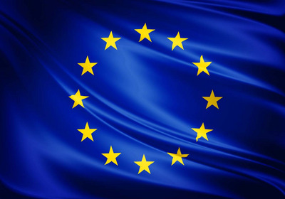 Das Bild zeigt die Europaflagge mit goldenen Sternen auf blauem Grund