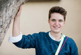 Das Foto zeigt die Synoden-Päses der EKD, Anna-Nicole Heinrich salopp an einen Baum gelehnt