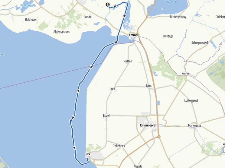 Eine Karte zeigt eine Route von Sloten bis nach Urk. Der Weg verläuft hauptsächlich über das Ijsselmeer, entlang der Küstenlinie des Nordostpolders.Geografische Elemente sind sichtbar, einschließlich umliegender Straßen und Wasserflächen.