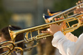 Trompeten werden gespielt bei Sonnenschein