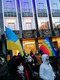 Das Foto zeigt Besucher einer Friedensandacht aus Anlass des Kriegsausbruches in der Ukraine auf dem Bremer Marktplatz vor dem Haus der Bürgerschaft