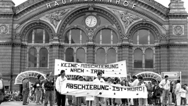 Das Foto zeigt eine Demo vor dem Bremer Hauptbahnhof gegen Abschiebungen in den Iran im Juli 1995. Gut 30 Jahre später diskutiert Deutschland noch immer über Abschiebungen in ein Land, das Menschenrechte nicht kennt.