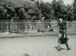 Das Foto zeigt Fußgänger und verhungernde Bauern auf einer Straße in Charkiw 1933