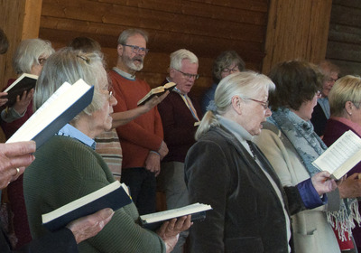 Ein gemischter Chor singt