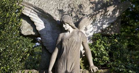 Eine Engelsstatue auf dem Friedhofsgelände