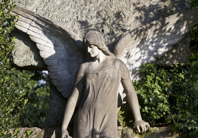 Eine Engelsstatue auf dem Friedhofsgelände