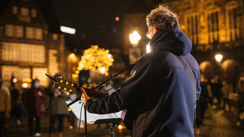 Gitarre spielen beim Auftritt der mobilen Kirche auf dem Alten Marktplatz.