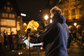 Gitarre spielen beim Auftritt der mobilen Kirche auf dem Alten Marktplatz.