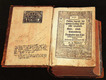 Das Foto zeigt eine aufgeschlagene alte Lutherbibel: Zu sehen sind die Titelseite, eine Illustration und eine Widmung