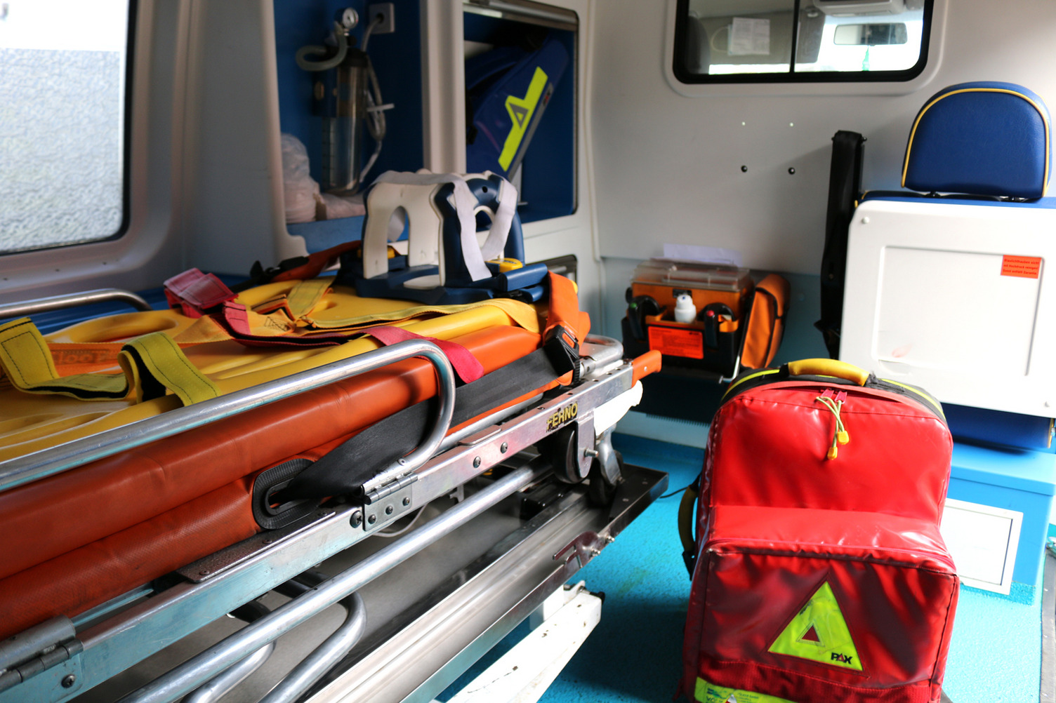 Das Foto zeigt den Innenraum eines Krankenwagens mit Liege, Erste-Hilfe-Rucksack und weiterer Ausrüstung