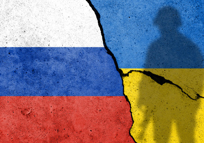 Das Bild ist eine Collage aus der russischen und der ukrainischen Flagge mit dem Schatten eines bewaffneten Soldaten