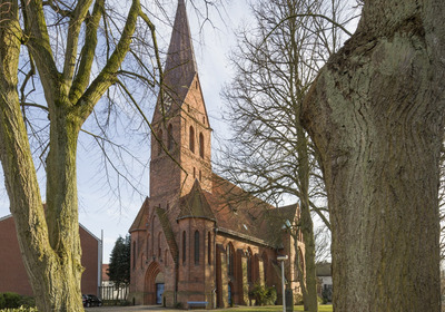 Kirchgebäude von Bäumen und Häusern umgeben