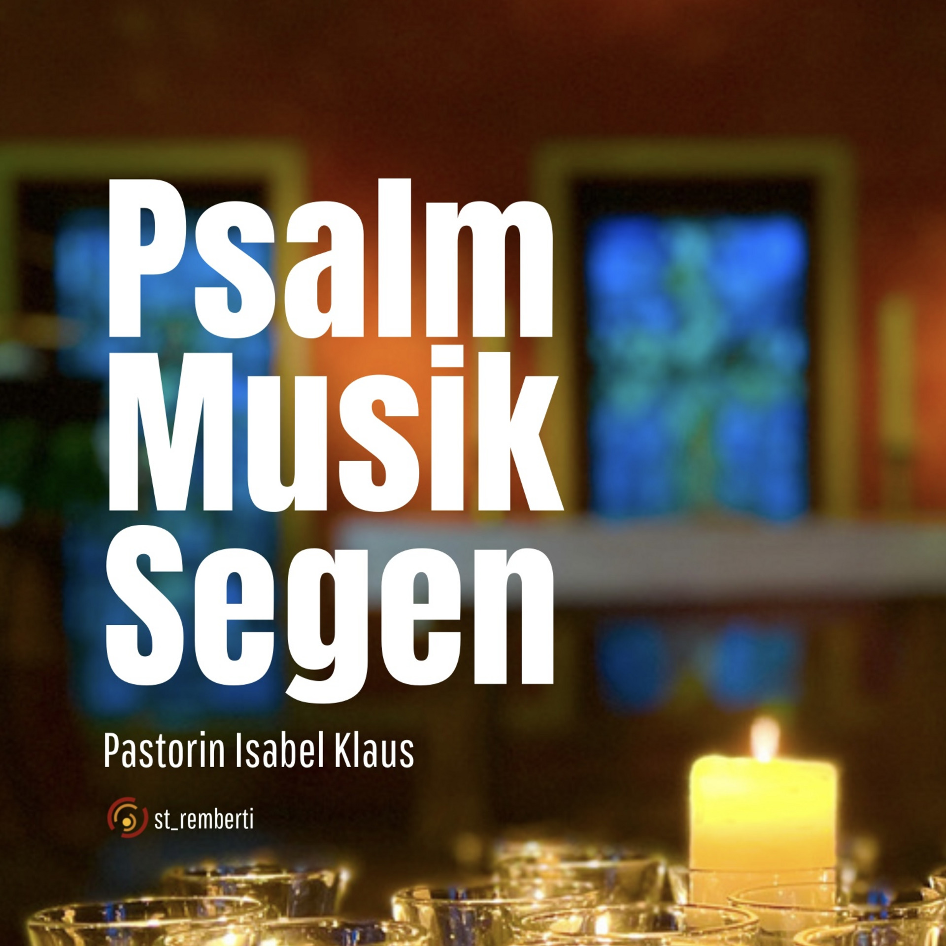 Text auf einem Poster: "Psalm Musik Segen". Darunter steht "Pastorin Isabel Klaus". Im Hintergrund sind unscharfe, farbige Fenster und Kerzen sichtbar, die eine ruhige, feierliche Atmosphäre erzeugen.