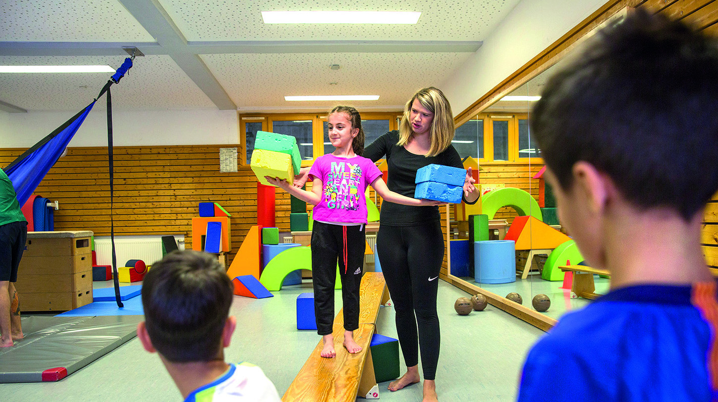 Eine Kindergartengruppe während einer Sportstunde