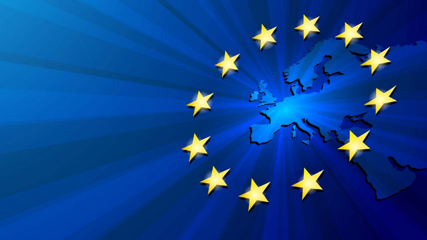 Das Bild zeigt eine Illustration, den Umriß einer Europakarte auf blauem Grund, umgeben von den Kreis goldener Sterne auf der Europaflaggeenen