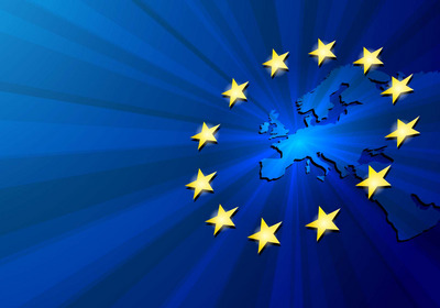 Das Bild zeigt eine Illustration, den Umriß einer Europakarte auf blauem Grund, umgeben von den Kreis goldener Sterne auf der Europaflaggeenen
