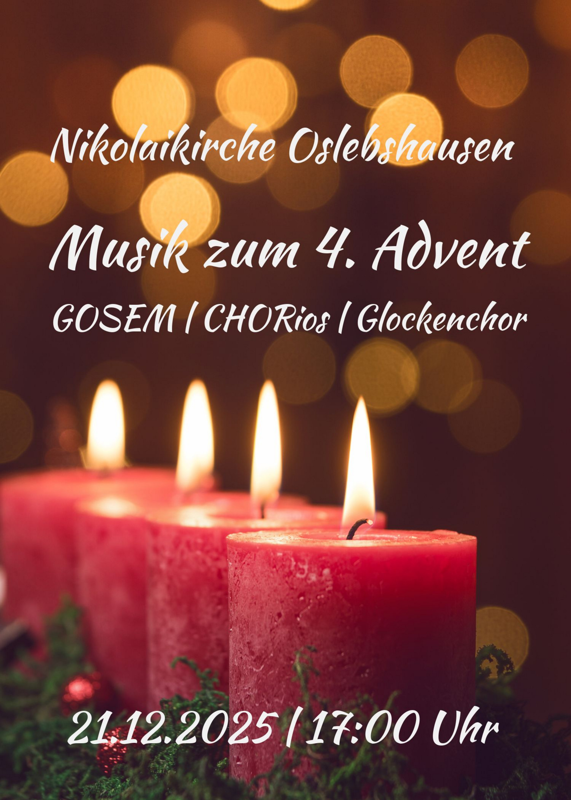 Rote Adventskerzen brennen vor einem verschwommenen, warmen Licht. Der Text informiert über ein Musikereignis in der Nikolai-Kirche in Oslebshausen am 21.12.2025 um 17:00 Uhr, zur Feier des 4. Advents.