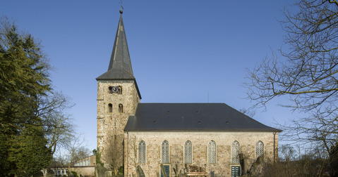 Kirche mit Friedhof