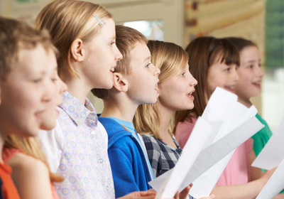 Das Foto zheight einen singenden Kinderchor