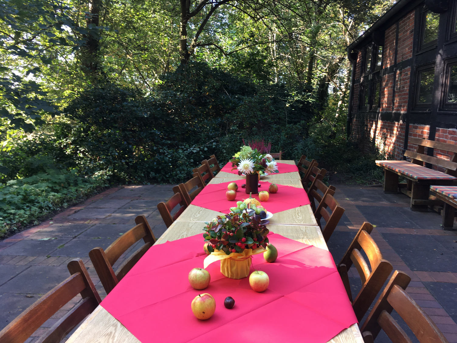 Lange Tafel vor der Scheune