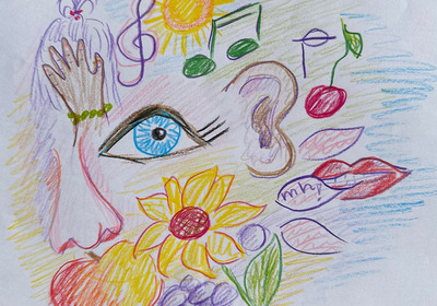 Eine bunte Zeichnung zeigt ein menschliches Gesicht mit einem Auge, einer Nase und einem Ohr. Um sie herum sind Blumen, Früchte, Musiknoten und Lippen abgebildet. Diese Elemente symbolisieren die Sinne und die Freude an der Natur sowie an Musik.